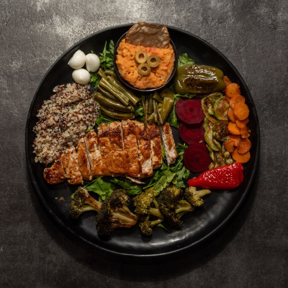 بشقاب مرغ گریل و سبزیجات