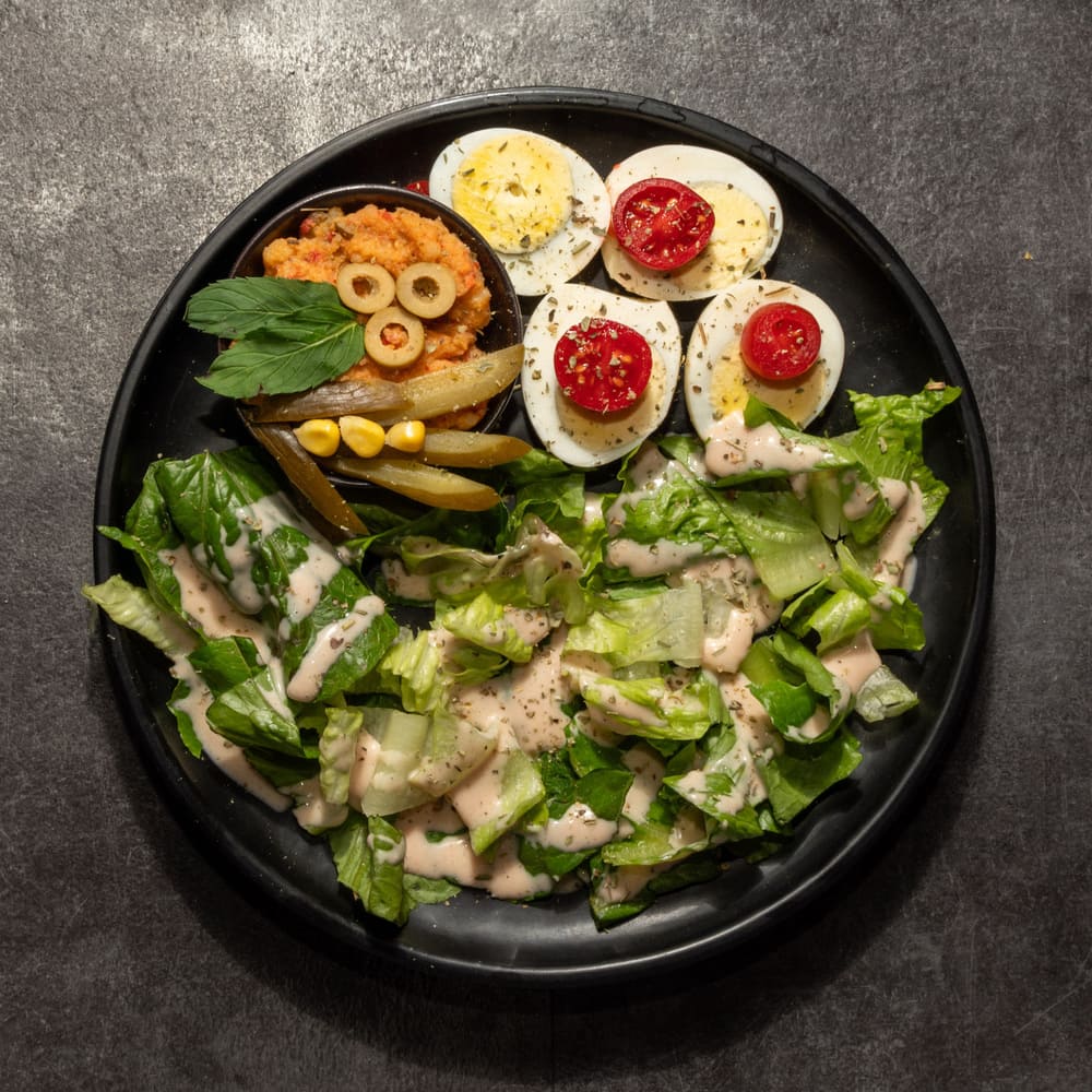 بشقاب سیب زمینی پخته و تخم مرغ پخته