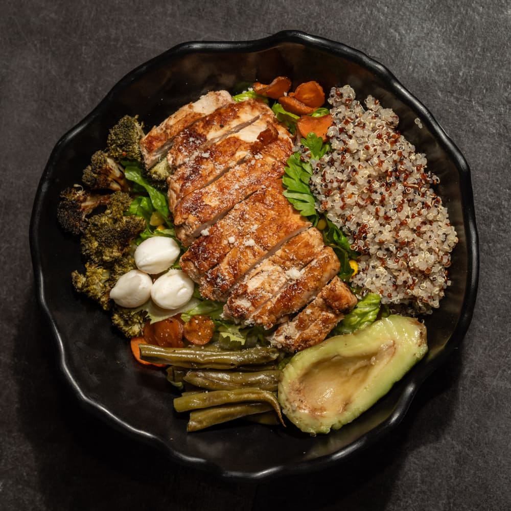 سالاد مرغ گریل و آووکادو