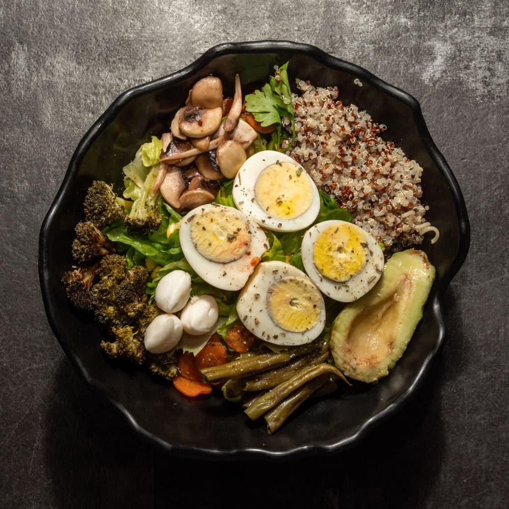 سالاد پروتئین به همراه آووکادو